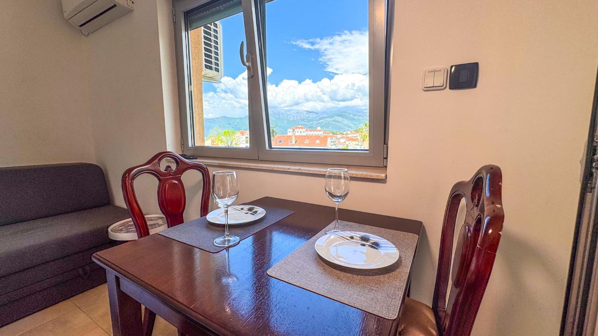 Qumi Apartments Tivat Exteriér fotografie